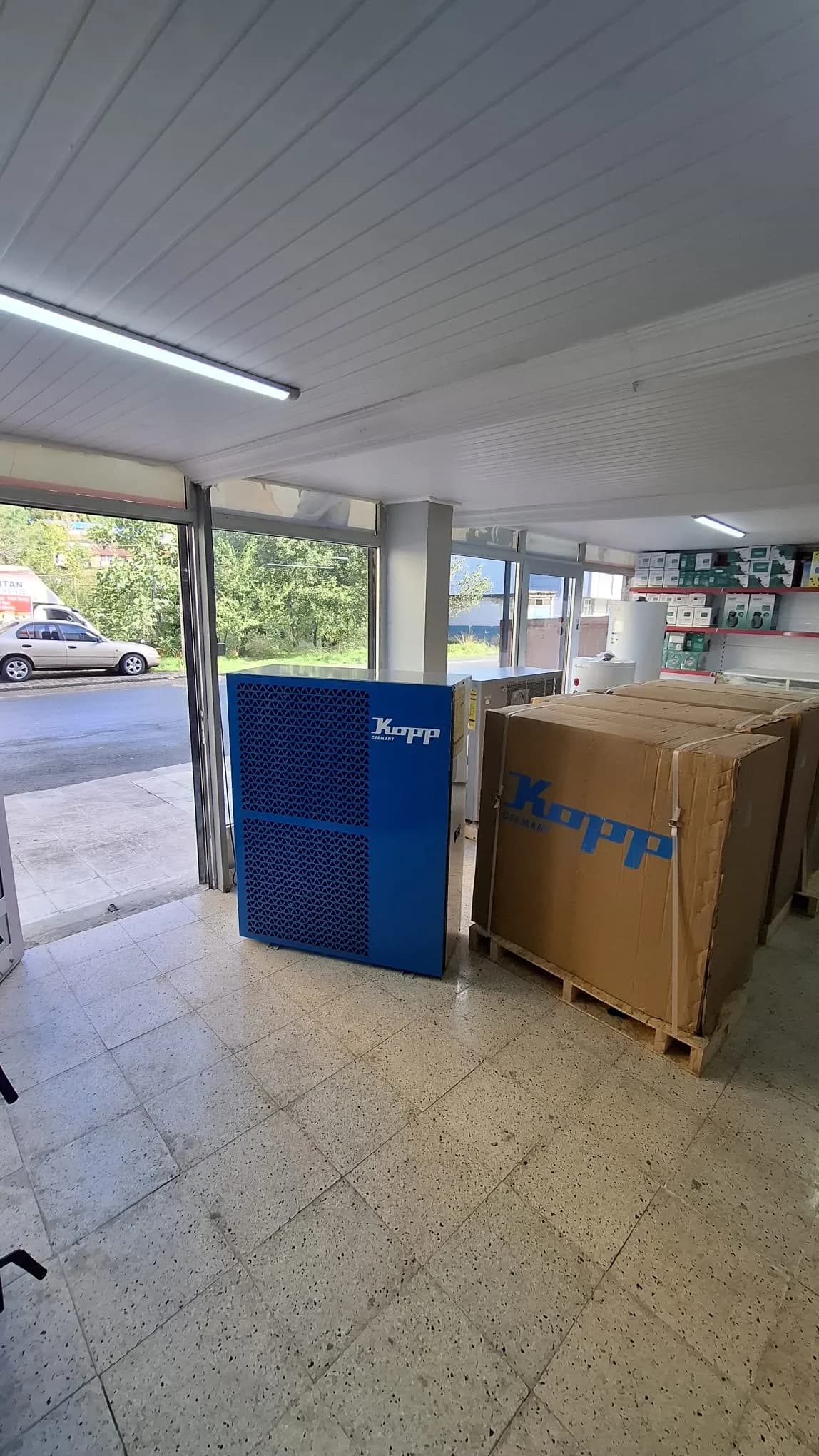 Dükkânda teslime hazır bekleyen Kopp ısı pompaları