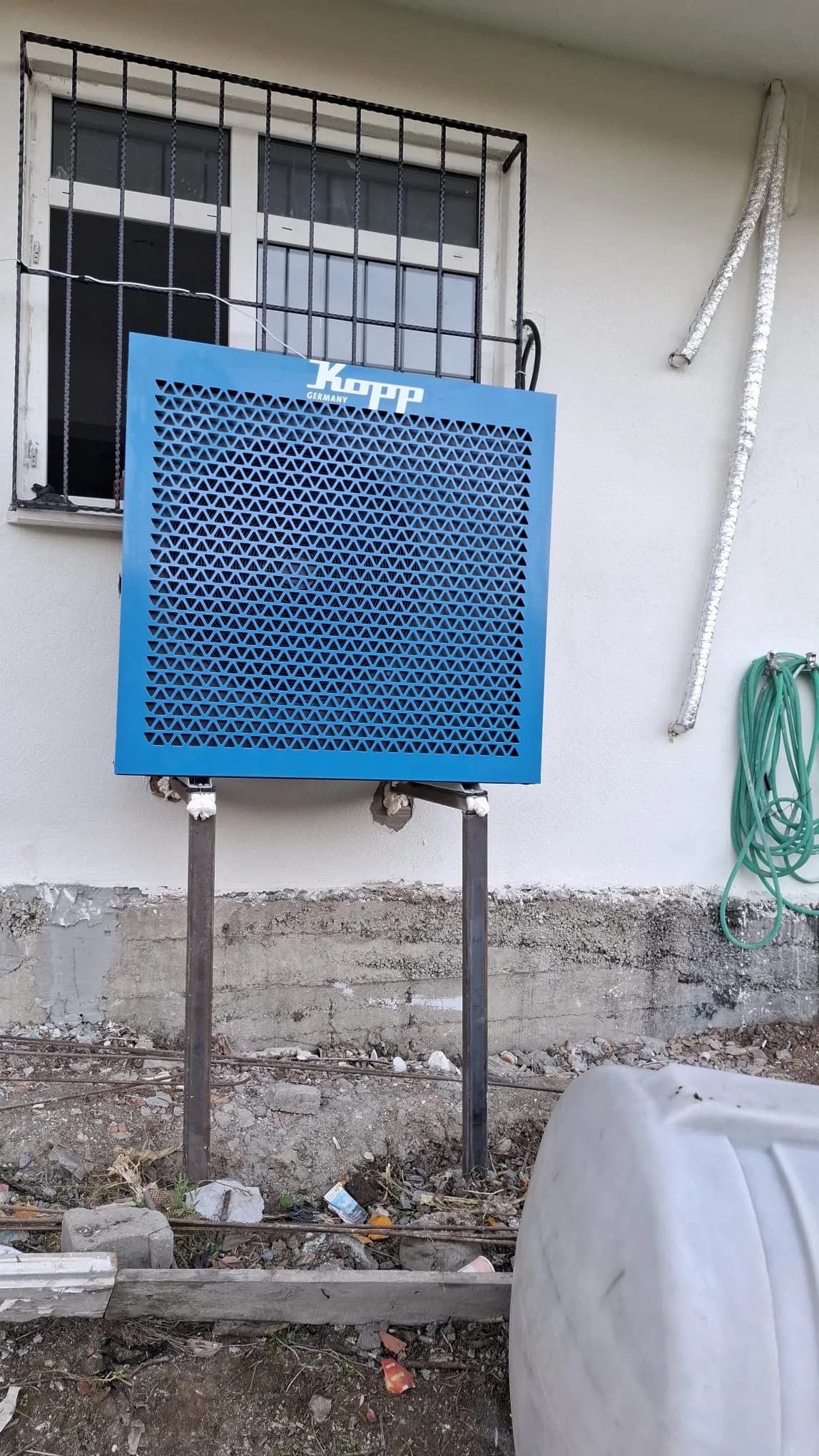 Duvara ayak üzerine monte edilmiş Kopp ısı pompası