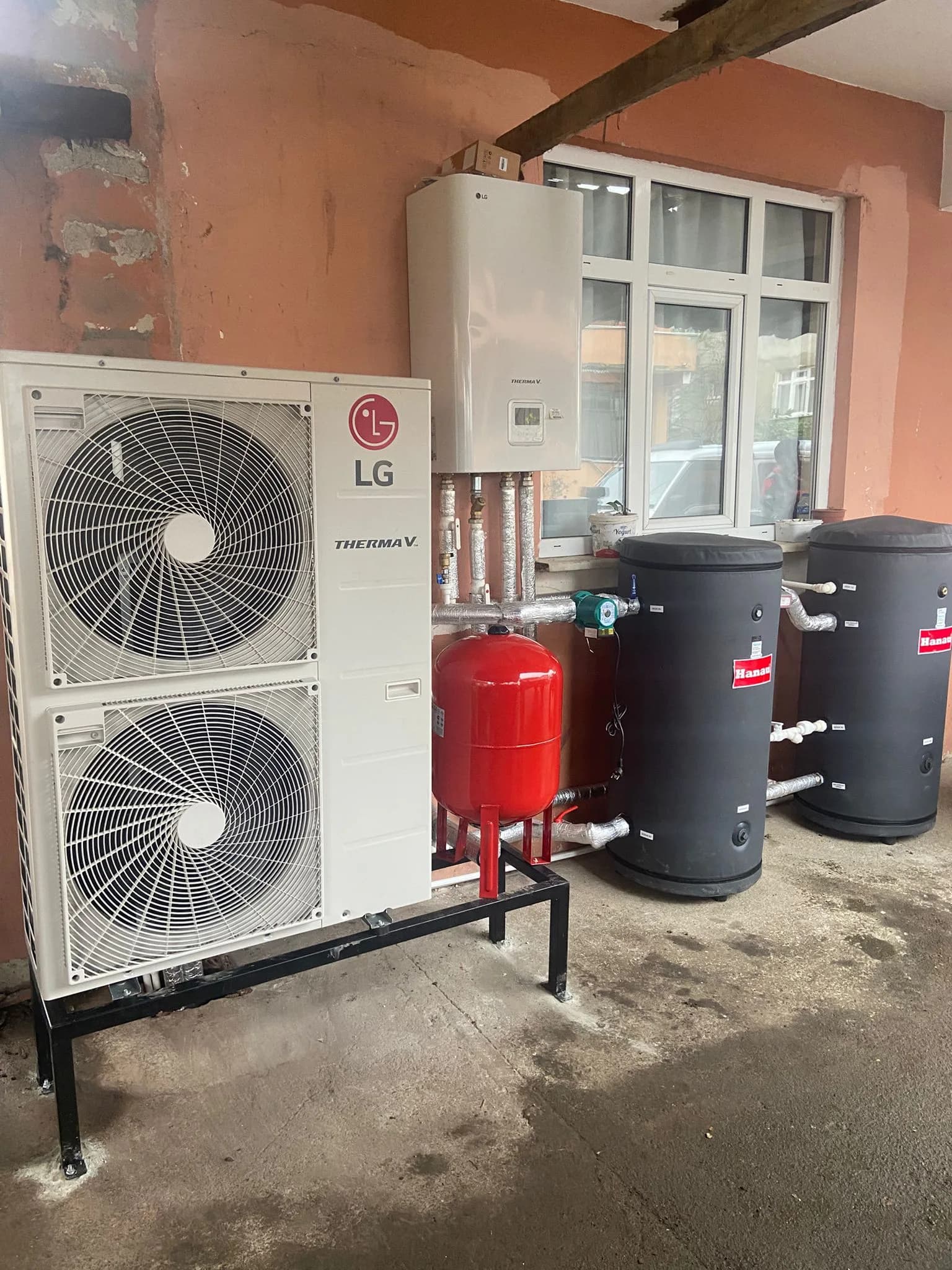 LG Therma V dış ünitesi, boylerler ve genleşme tankı