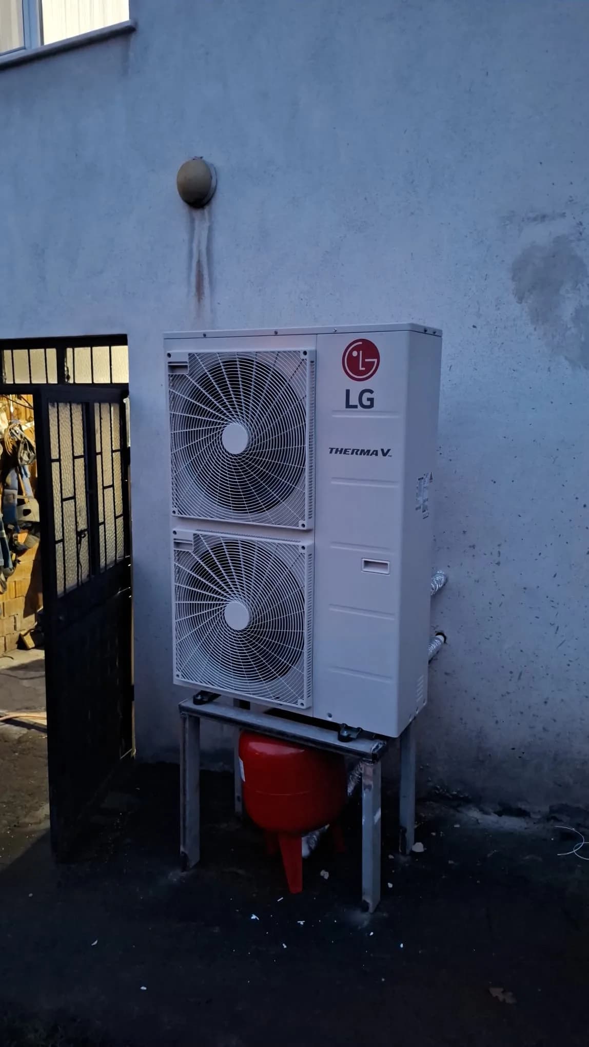 Kaide üzerindeki LG Therma V dış ünitesi ve genleşme tankı