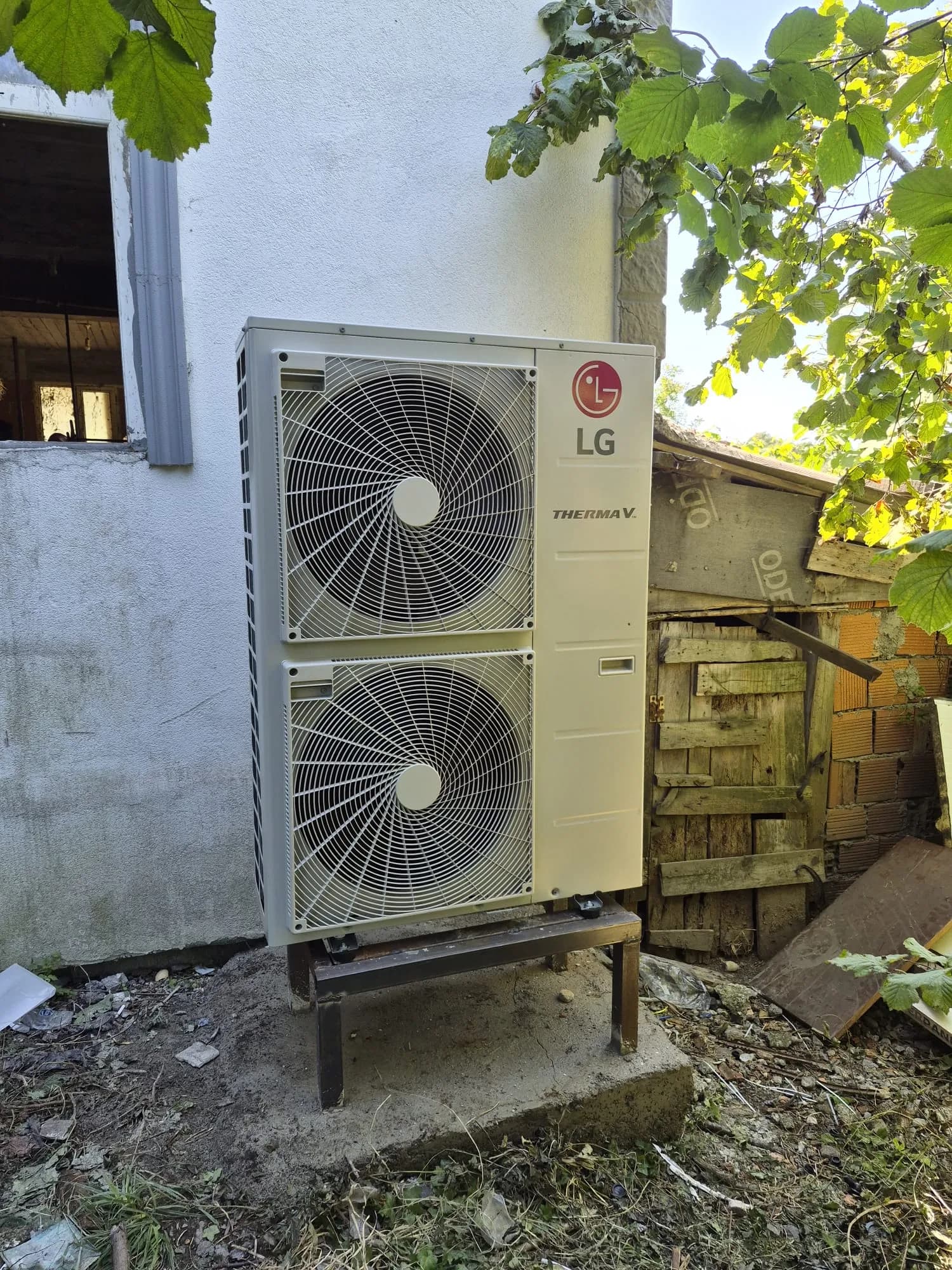 Bahçe duvarının önüne kurulan LG Therma V dış ünitesi