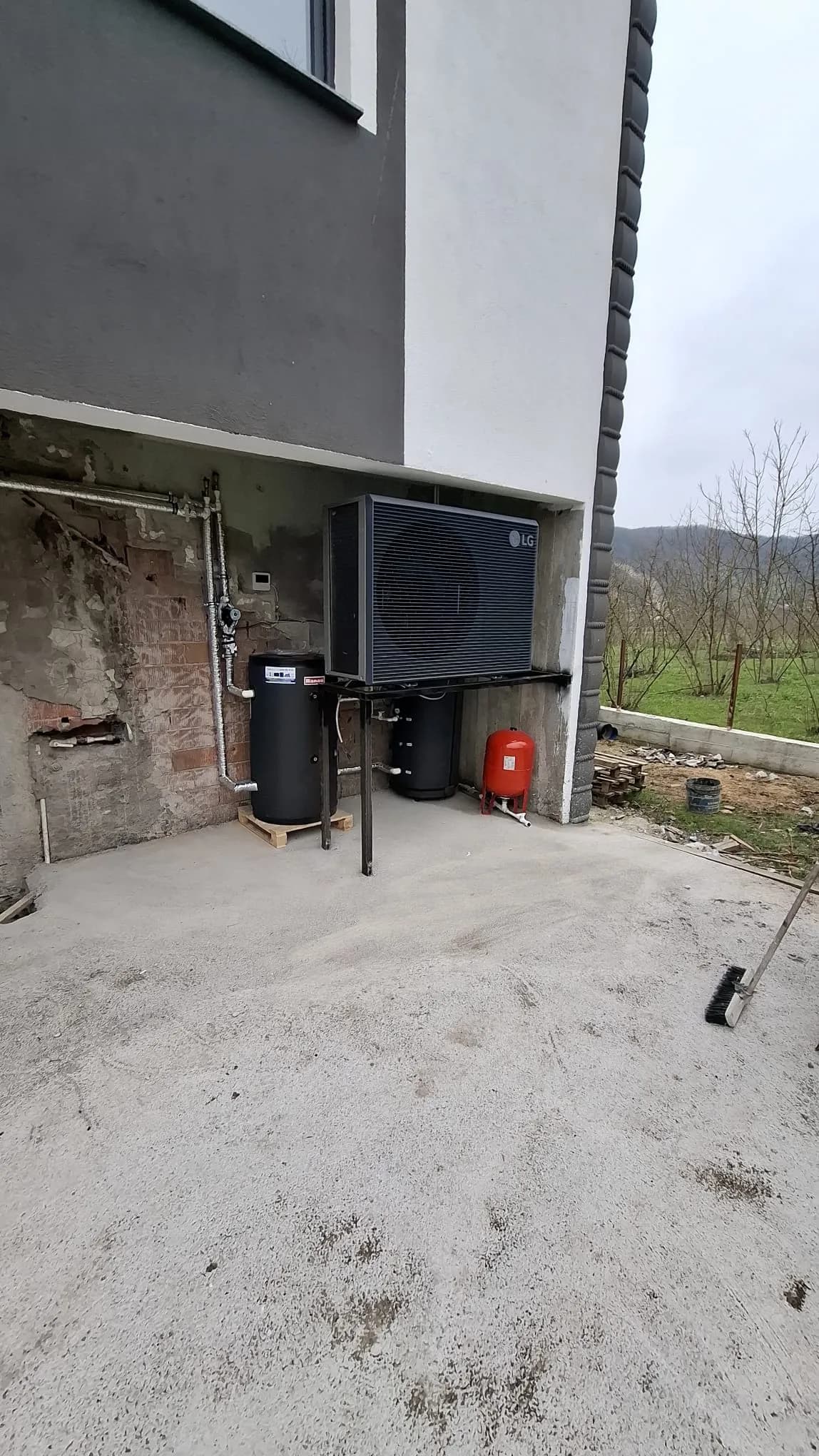 Monoblok ısı pompası, boyler ve kırmızı genleşme tankı